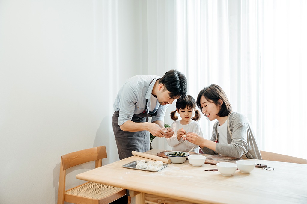 Happy family make Dumplings - infocake Happy family make Dumplings
