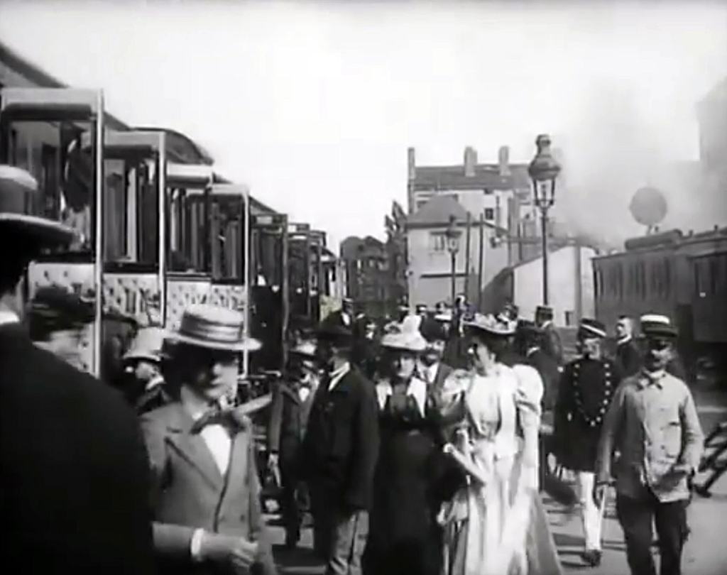 A scene from the film Arrival of the Train at La Ciotat Station by the Lumière brothers - infocake.net A scene from the film Arrival of the Train at La Ciotat Station by the Lumière brothers