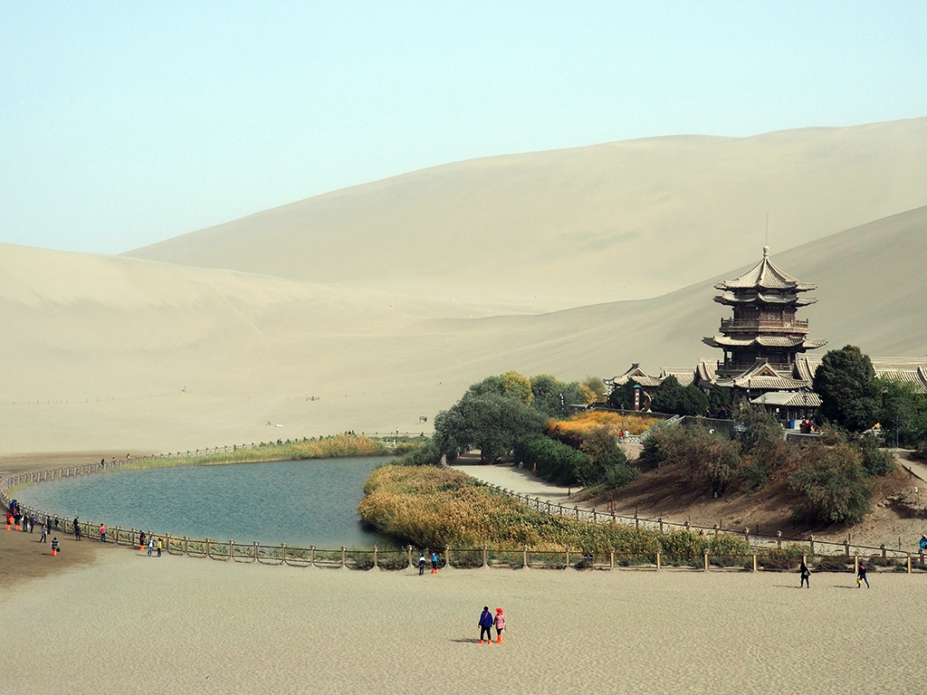 Lake Yueyacuan in the Dunhuang Oasis - infocake.net Lake Yueyacuan in the Dunhuang Oasis
