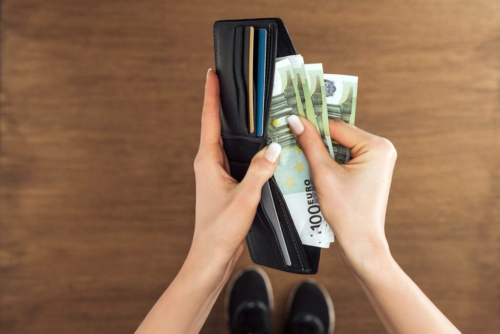 Tipping in European restaurants - infocake.net Tipping in European restaurants